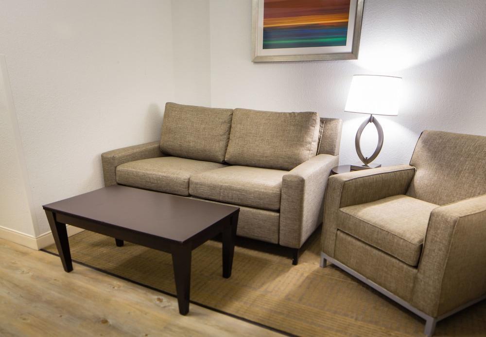 Holiday Inn Hotel & Suites Bloomington Airport By Ihg Εξωτερικό φωτογραφία